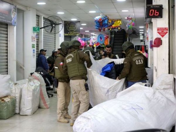 Tras retiro de toldos azules: autoridades fiscalizaron bodegas en Meiggs