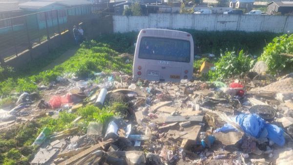 Bus escolar cae de una cuesta en Coronel: había 26 menores a bordo