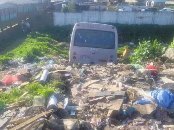 Bus escolar cae de una cuesta en Coronel: había 26 menores a bordo