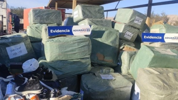 "Es la corrupción misma": Sorprenden a funcionario de aduana dejar pasar camión con productos de lujo falsificados
