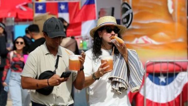 <p>Visitantes de La Gran Fonda de Chile.</p>Zúmbale Primo, Los Vásquez y Amar Azul, entre otros: artistas y precios de La Gran Fonda de Chile 2025

