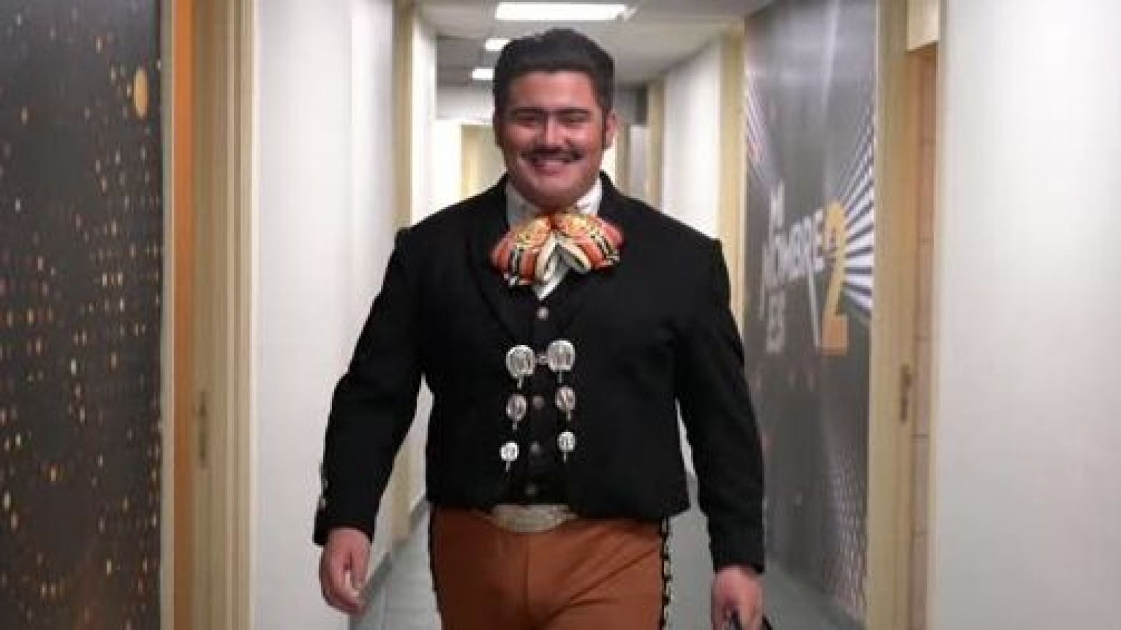 Vicente Fernández vuelve al programa interpretando "Estos Celos"
