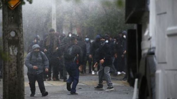 Profesor habría sido rociado con bencina tras nuevos incidentes en el INBA
