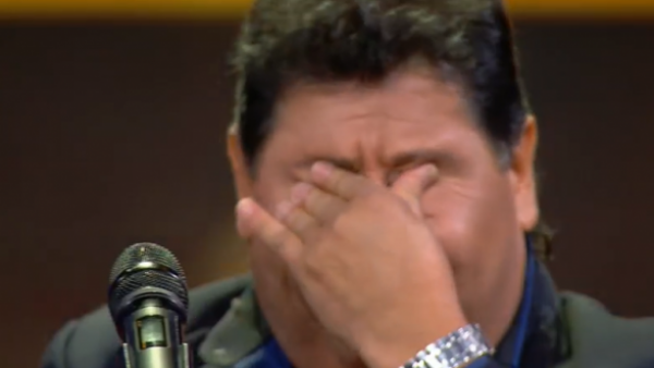 Dyango termina su presentación entre lágrimas
