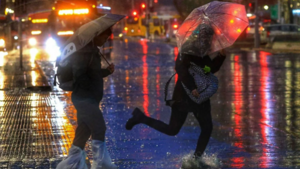 <p>Emiten alerta por tormentas eléctricas en Santiago y dos regiones</p>Emiten alerta por tormentas eléctricas en Santiago y dos regiones
