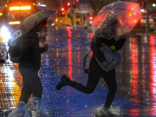 Emiten alerta por tormentas eléctricas en Santiago y dos regiones