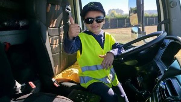 Cumplen sueño de niño en Los Ángeles: “Siempre ha querido ser recolector de basura”
