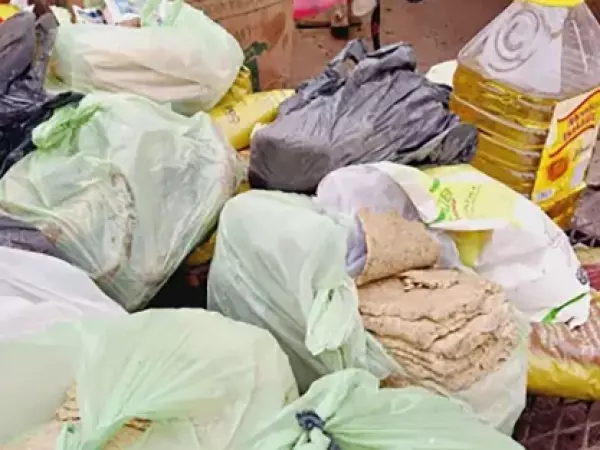 Indignación en Argentina: vendedor ambulante vendía milanesas y chorizos de papel higiénico