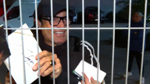 Firmó autógrafos: Las primeras imágenes de la llegada de Chayanne a Chile
