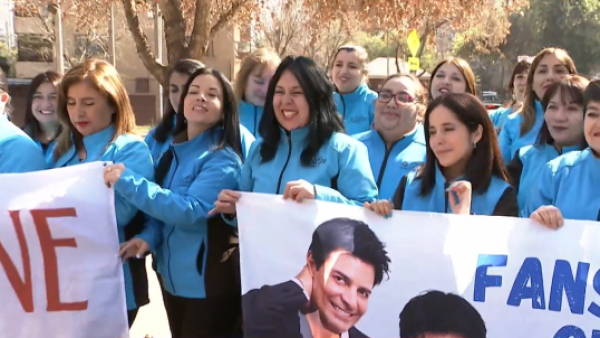 Las incondicionales "Chicas de Calipso" ya esperan a Chayanne en Chile
