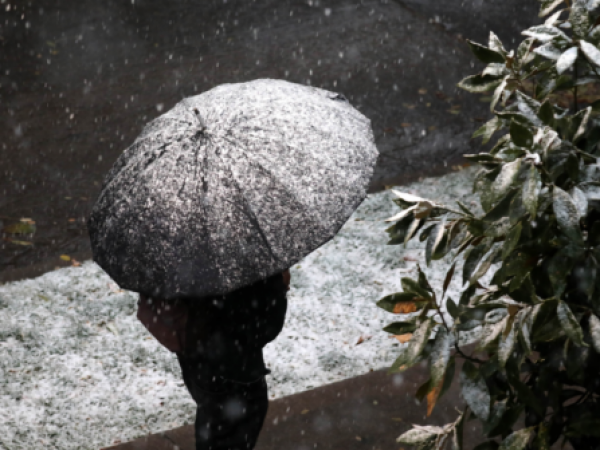 Frío extremo en Santiago: Iván Torres anticipa nieve y agua nieve en la RM