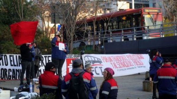<p>Paro en el transporte público de la RM afecta a 50 recorridos del Sistema RED</p>Paro en el transporte público de la RM afecta a 50 recorridos del Sistema RED
