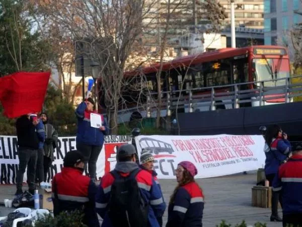 Paro en el transporte público de la RM afecta a 50 recorridos del Sistema RED