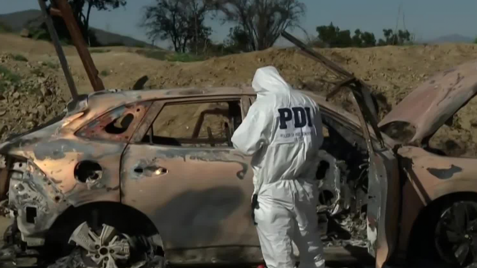 PDI pericia auto quemado en cuesta Lo Prado: sería de víctima de fatal asalto en Curacaví
