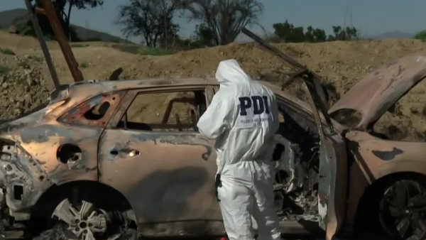 PDI pericia auto quemado en cuesta Lo Prado: sería de víctima de fatal asalto en Curacaví
