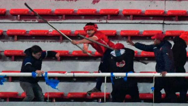 Testigo relata el "denigrante" trofeo de hinchas de Independiente al golpear a hinchas de la U
