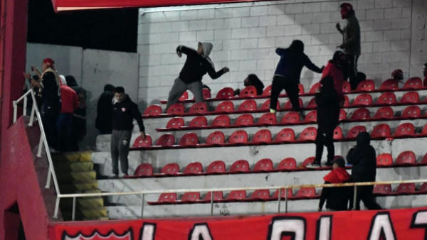 La ridícula reacción de la policía argentina a hinchas de la U: "Nos golpeaban y decían traidores por las Malvinas"
