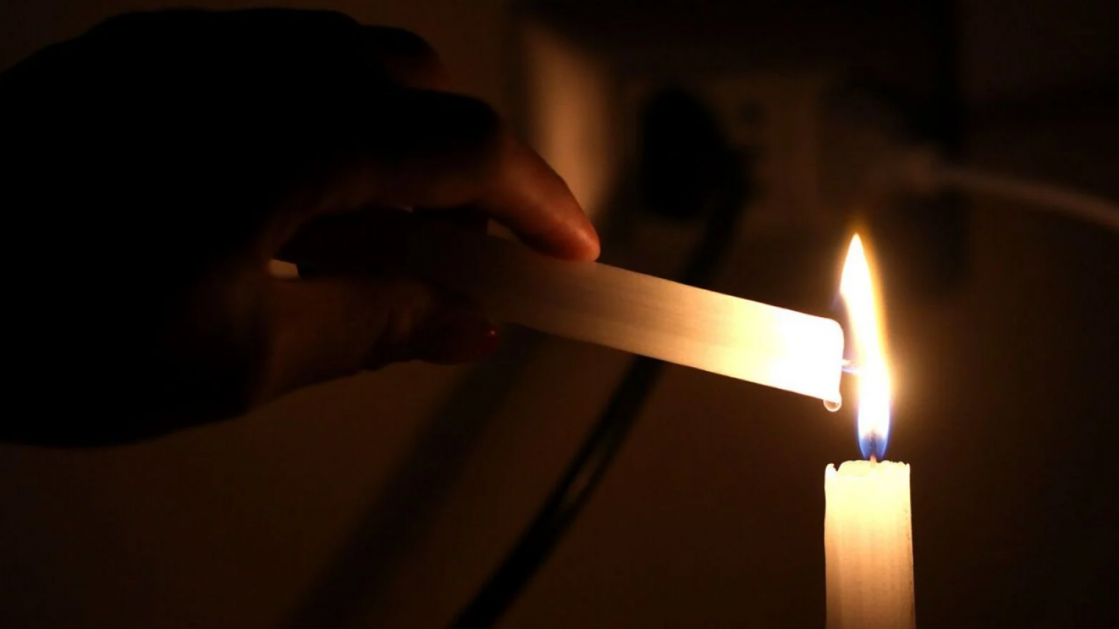 135 mil clientes están sin luz tras paso de sistema frontal