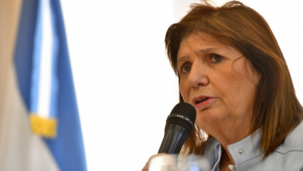 Ministra de Milei tilda de "inútil" a gobernador de Buenos Aires por linchamiento a hinchas azules
