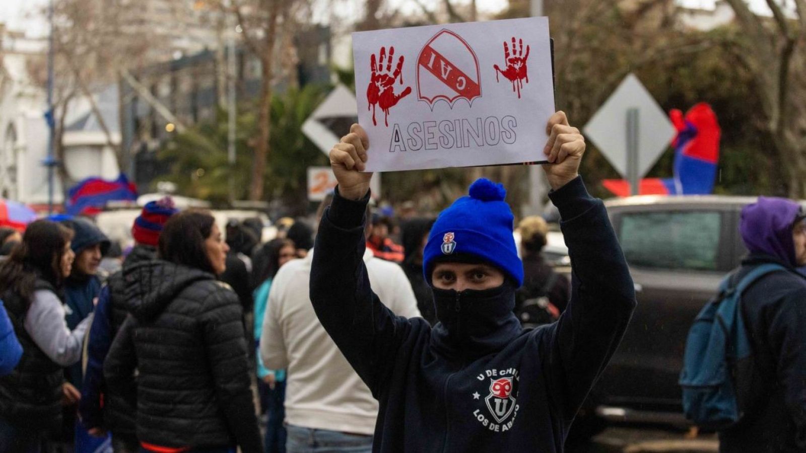 Hinchas de la U protestan frente a embajada de Argentina por tragedia en partido contra Independiente