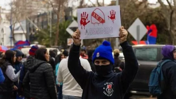 Hinchas de la U protestan frente a embajada de Argentina por tragedia en partido contra Independiente