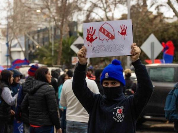 Hinchas de la U protestan frente a embajada de Argentina por tragedia en partido contra Independiente