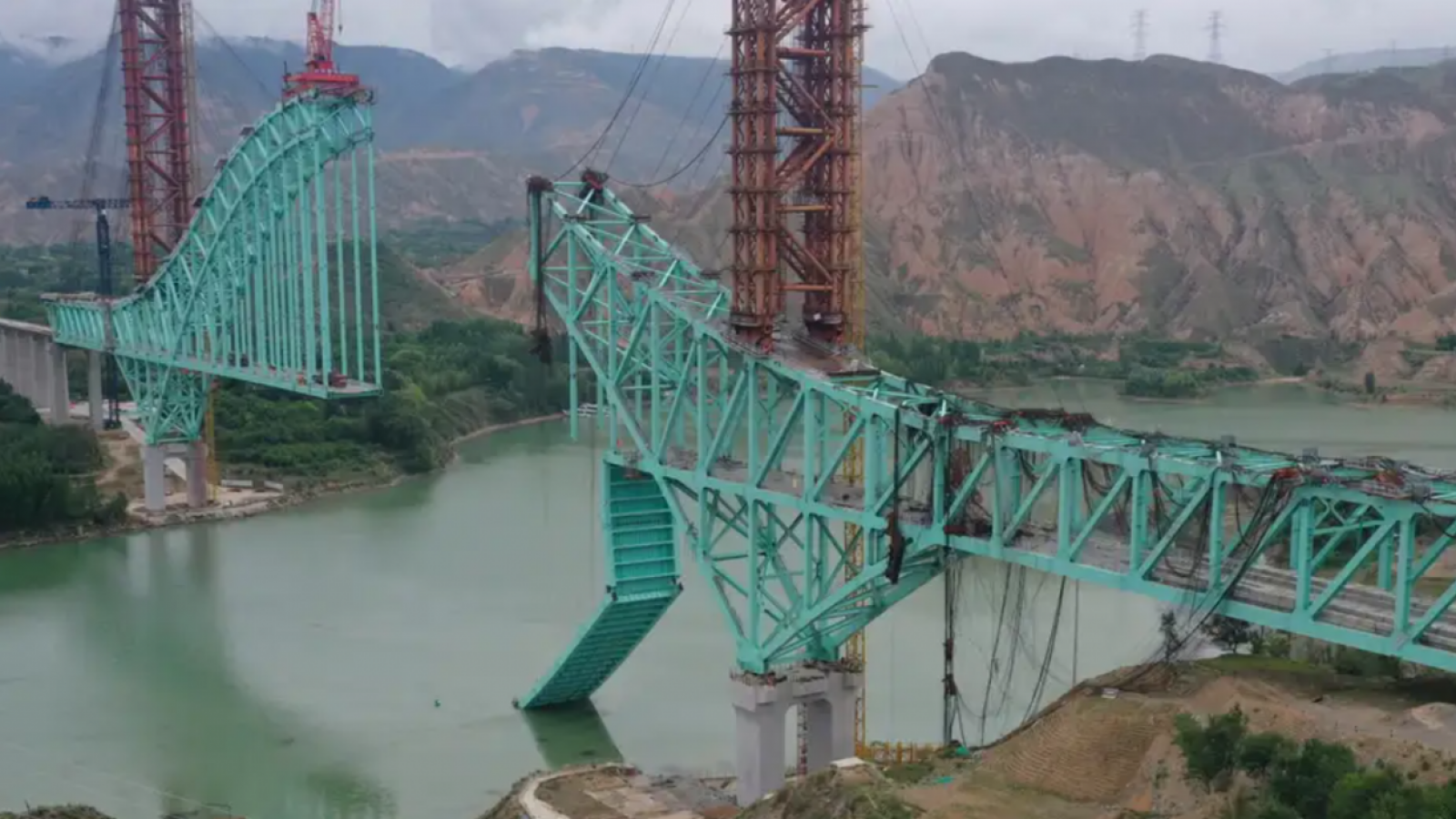 Derrumbe de puente deja al menos 12 muertos en China