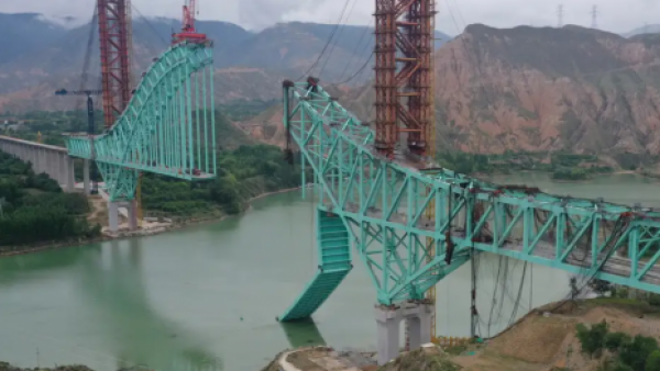 <p>Derrumbe de puente deja al menos 12 muertos en China</p>