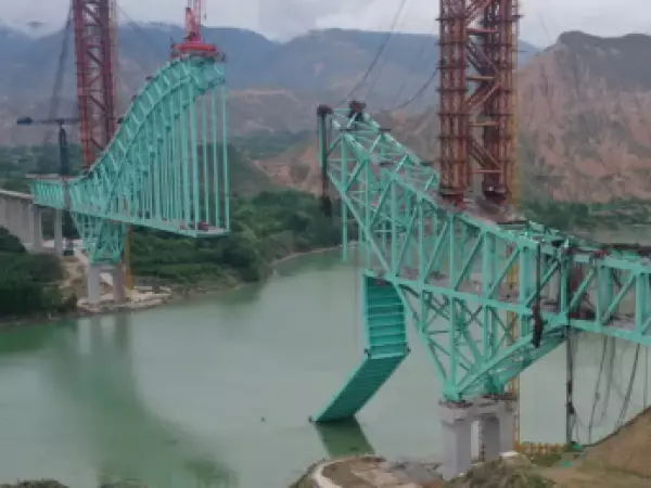 Derrumbe de puente deja al menos 12 muertos en China