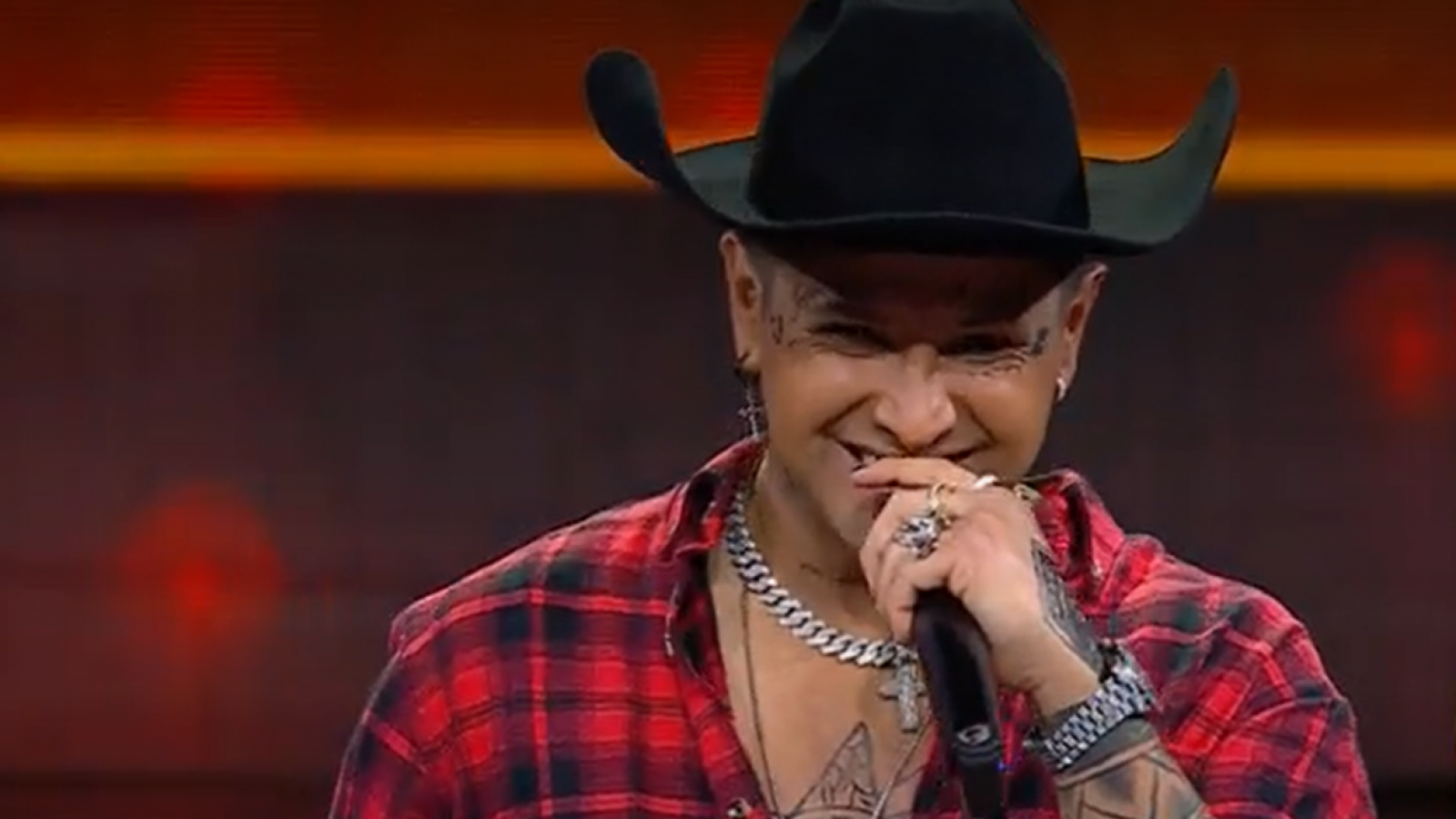 Un apasionado Christian Nodal enamoró con "Aquí abajo"
