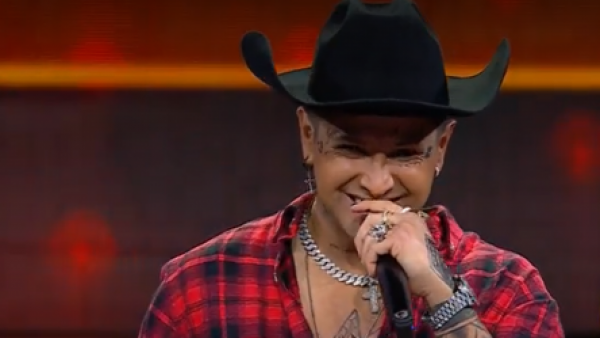 Un apasionado Christian Nodal enamoró con "Aquí abajo"

