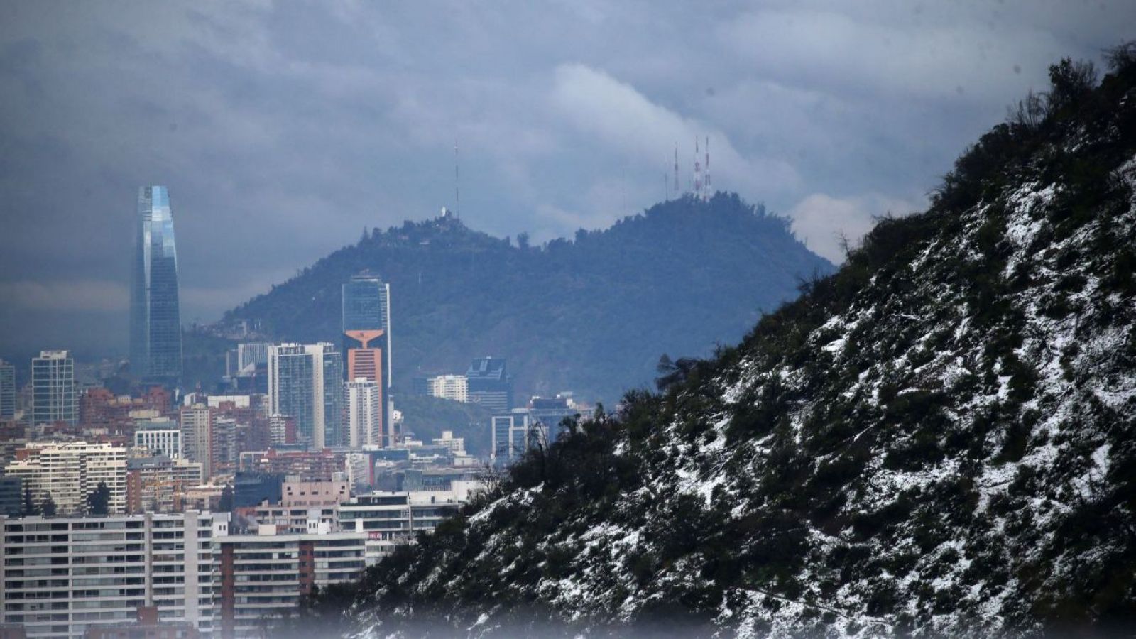 Jornada invernal: las postales que ha dejado la caída de nieve en Santiago