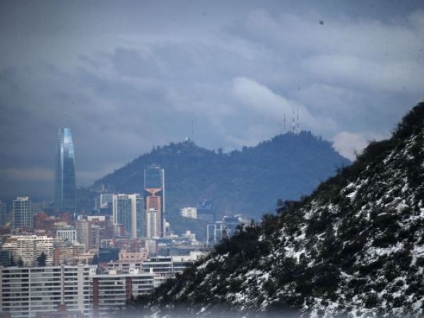 Jornada invernal: las postales que ha dejado la caída de nieve en Santiago