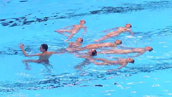 Equipo chileno de natación artística hace un homenaje a Rapanui

