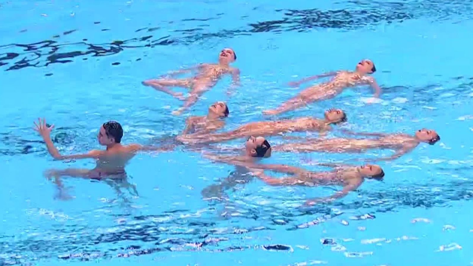 Equipo chileno de natación artística hace un homenaje a Rapanui
