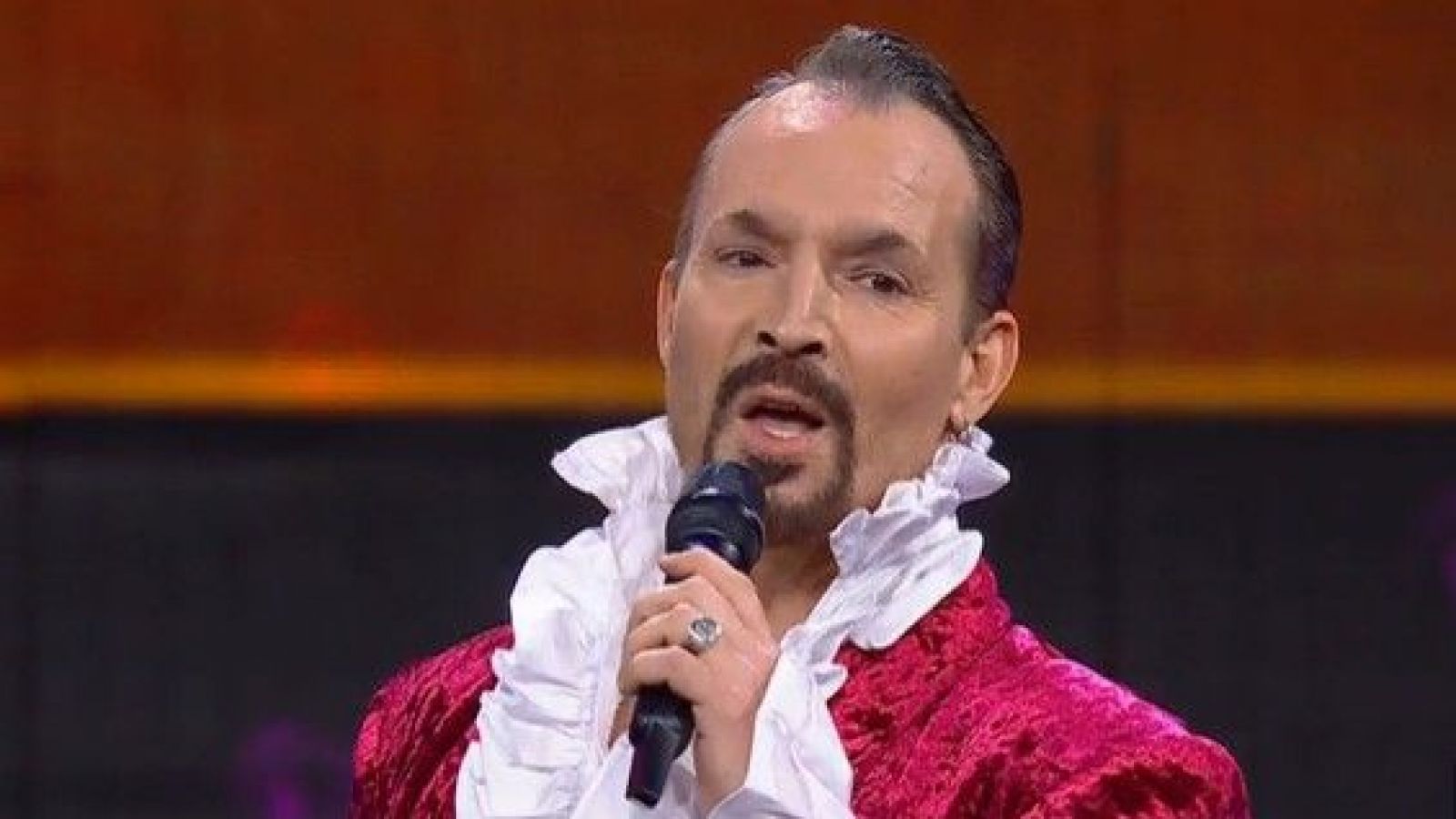 <p>Miguel Bosé y el intenso sentimiento de "Olvídame tú"</p>
