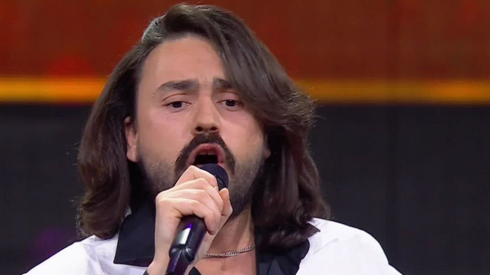<p>Bee Gees y la energía de la música disco se toman Mi Nombre Es</p>
