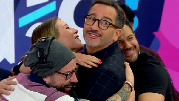 El masivo abrazo de cumpleaños para Carla Jara en "El Medio Día"
