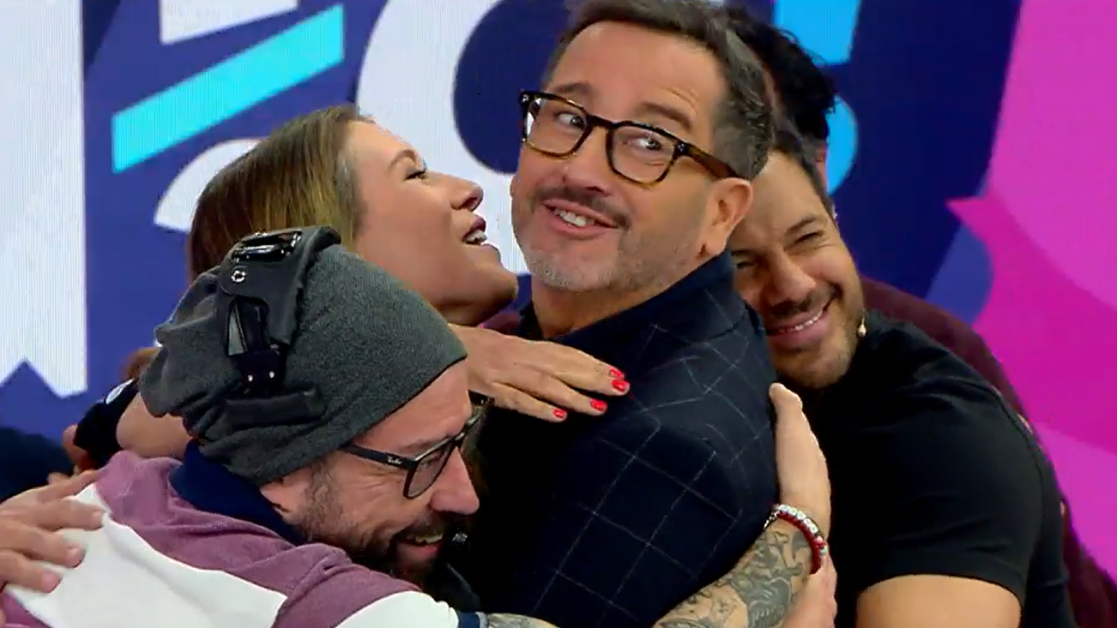 El masivo abrazo de cumpleaños para Carla Jara en "El Medio Día"
