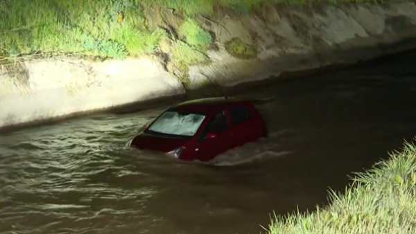 Mujer que aprendía a manejar termina cayendo con su auto al canal San Carlos en La Florida
