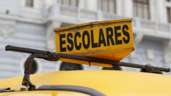 Insólito caso en Puerto Varas: Apoderados pagaron por nueve años bus escolar que era gratuito
