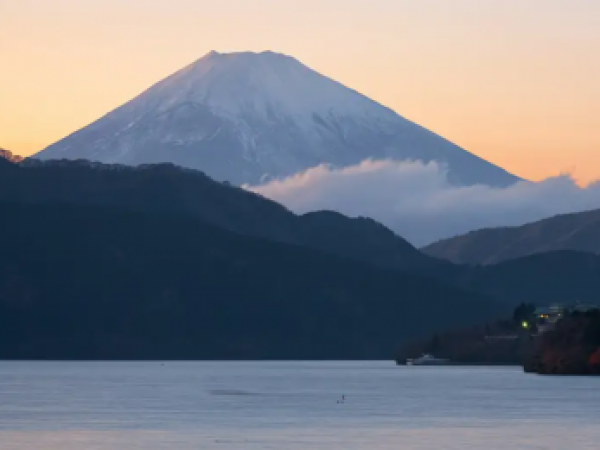 Japonés de 102 años impone récord al escalar el Monte Fuji