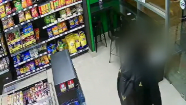 Todo por un café: Hombre protagoniza violento episodio en local comercial
