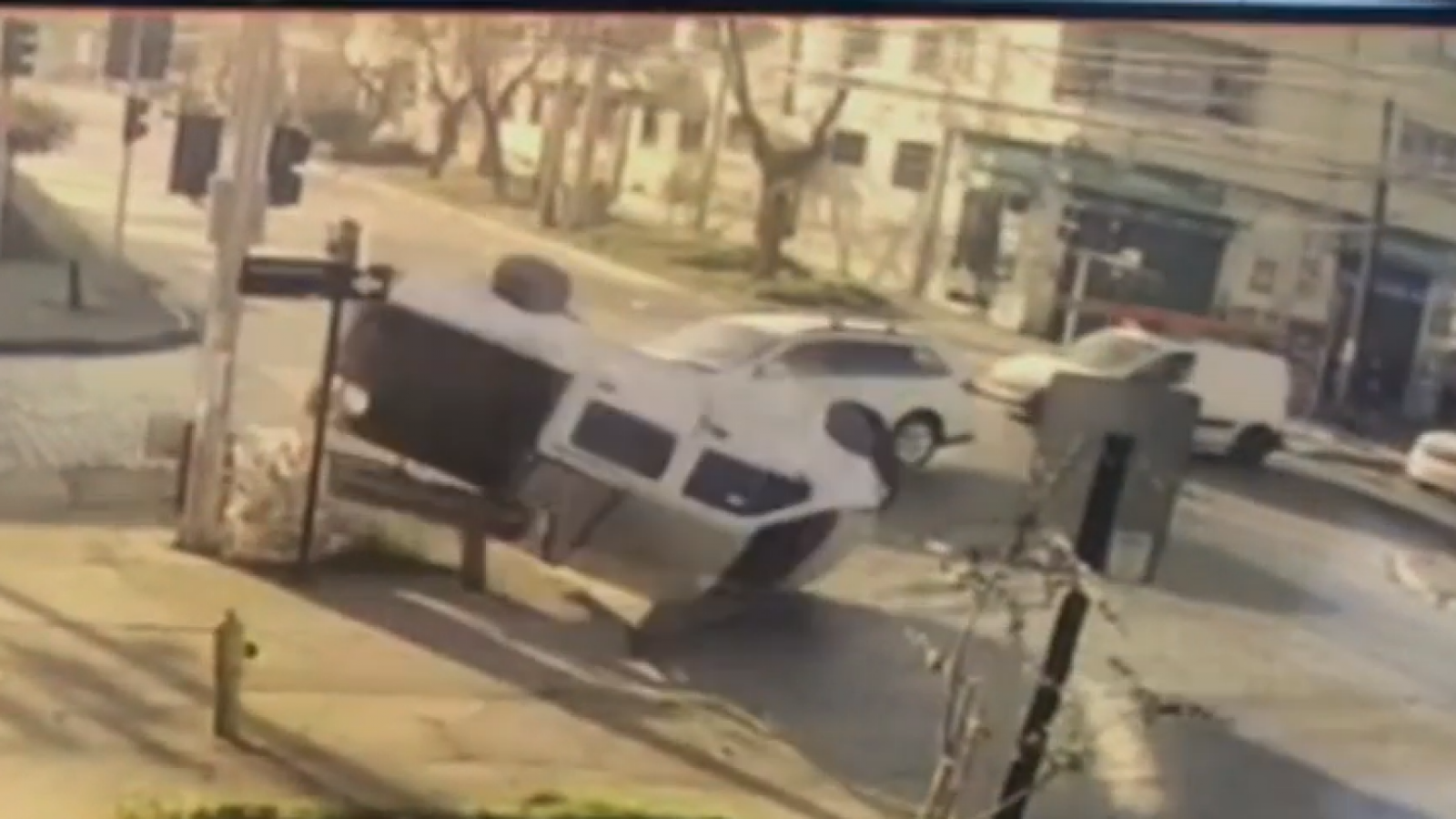 Impactante choque en Santiago Centro: Camión no respetó luz roja de semáforo
