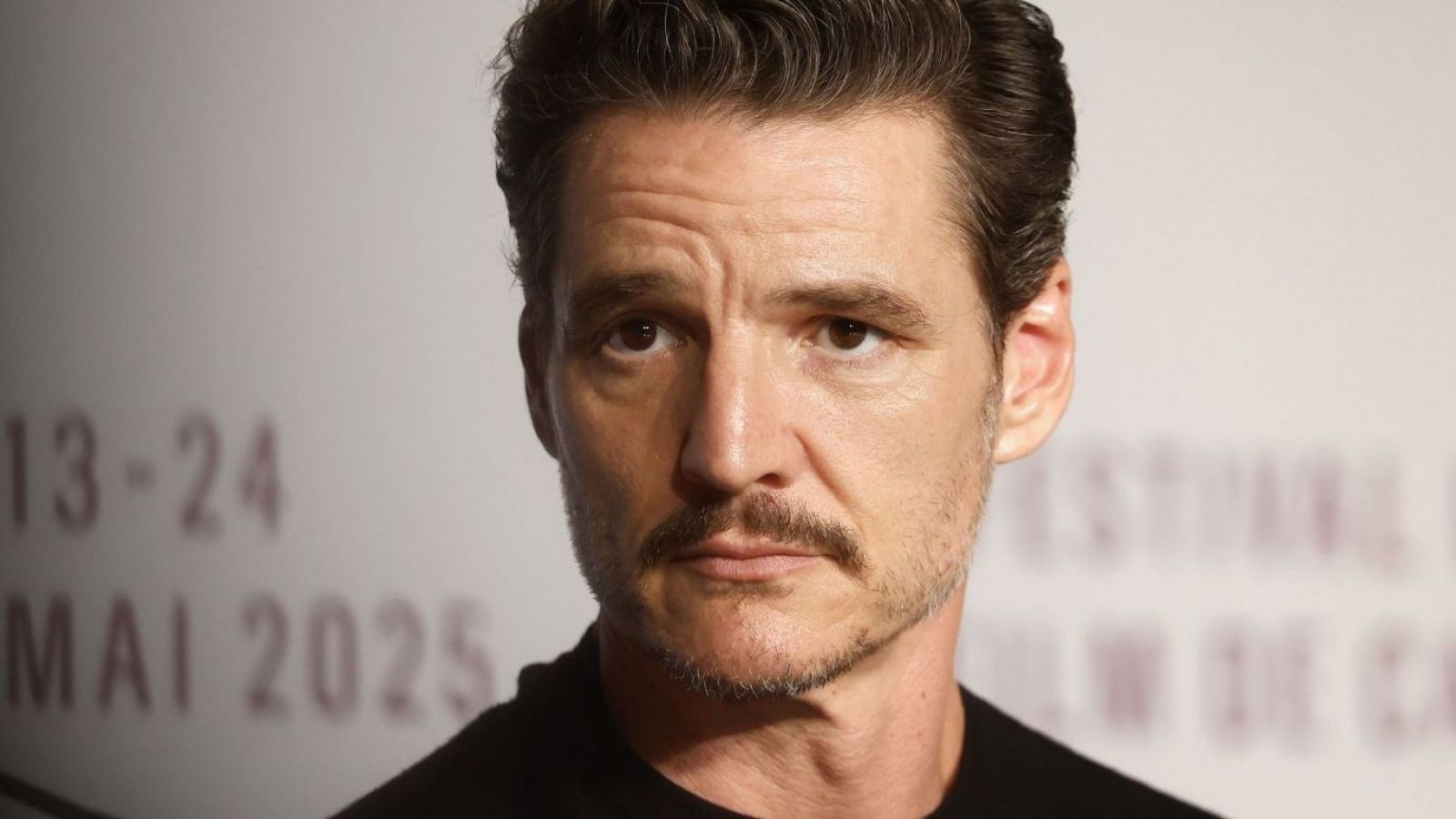 Pedro Pascal protagonizaría el romance gay "De Noche" tras la salida de Joaquin Phoenix