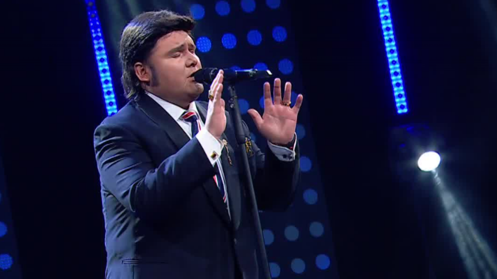 Juan trajo de regreso el glamour de Engelbert Humperdinck a Mi Nombre Es
