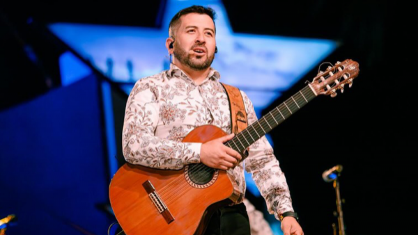 La advertencia de integrante de "Entremares" por "olvido" de ladrón que robó su guitarra
