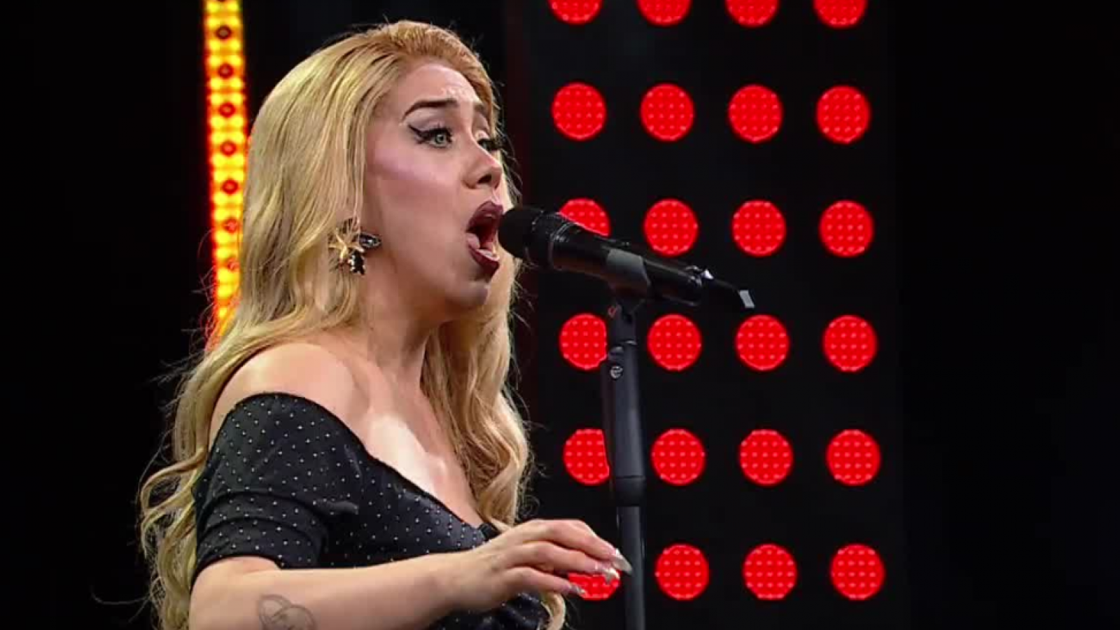 La elegancia de Adele se apoderó del escenario en Mi Nombre Es
