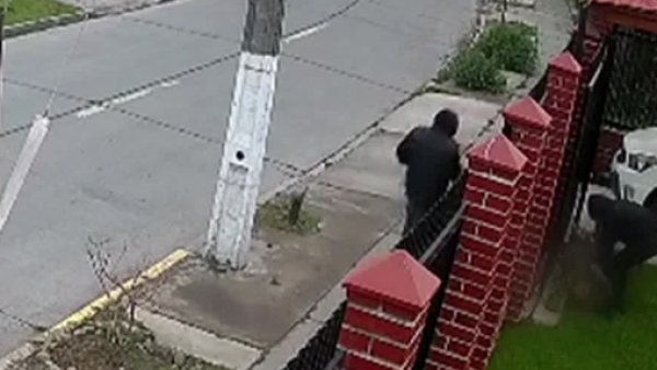 <p>A plena luz del día: video muestra violenta golpiza a adulto mayor en Maipú</p>A plena luz del día: video muestra violenta golpiza a adulto mayor en Maipú
