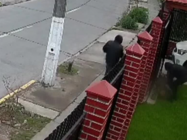 A plena luz del día: video muestra violenta golpiza a adulto mayor en Maipú